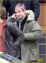 组图：卷福现身《夏洛克》片场标志风衣引围观