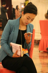 组图：2014两会美女记者众生态 美貌智慧并存