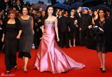 组图：戛纳开幕红毯众星争艳 深V爆乳透视美背
