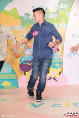 组图：朴宰范呼吁歌迷为海难祈祷 不知尼坤恋情