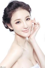 组图：刘雨欣春季清新妆容大片展现精致面容