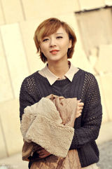 组图：刘婧冬日街拍 可爱笑容展现率真天性