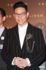 组图：周慧敏曼妙白裙女神范儿 大方秀光滑美背