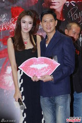 组图：张家辉不排斥床战Poy 亲自带老婆看片