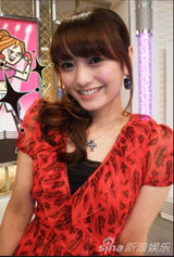 组图：日本不伦女主播解放火辣胴体湿身戏水