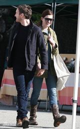 幻灯：安妮-海瑟薇和三流演员新男友当街亲吻