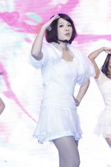 组图：郭静摆桃花阵玩招亲 获赠天后级专属麦克