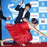 组图：韩国际喜剧节红毯挤胸熊抱肉搏精彩不断