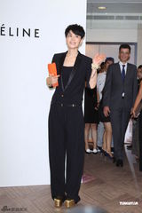 组图：王菲全黑套装亮相台北 十分钟快闪离场