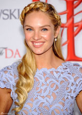 组图：超模坎蒂丝镂空透视蓝裙性感亮相