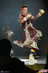 组图：左麟右李开唱李克勤庆生 黄子华看演出