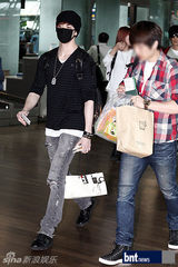 组图：韩团SISTAR与MBLAQ亮相机场赴美演出