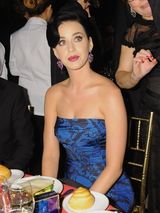 组图：凯蒂-佩里鱼尾印花裙亮相 烈焰红唇美艳