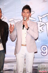 组图：温升豪拒绝哗众取宠 当演员体验各种生活