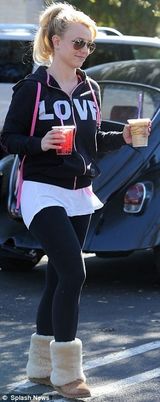 组图：布兰妮分手后现身 开两人座小车载神秘男