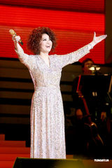 组图：蔡琴红馆开唱着低胸装 性感装扮突破以往