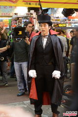 组图：林德信拍戏街头扮僵尸 吸引路人围观