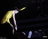 组图：范玮琪开个唱姐妹助阵 老公黑人上台送热吻 