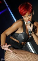 幻灯图：蕾哈娜西班牙开唱 红发造型狂野亮相