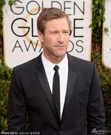 组图：阿伦-艾克哈特现身金球红毯型男范儿十足