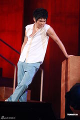 组图：曹格个唱力证与侧田兄弟情 刘德华低调助阵