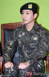 组图：SJ利特被任军务形象大使展刚强军人风范