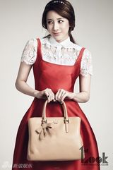 组图：韩星徐仁英春日新照显清新