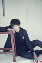 高清组图：韩星显祐拍写真 西装革履变帅酷男