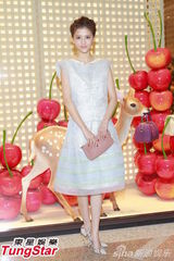 组图：周汶锜性感示人 吴千语平安夜与林峰共度