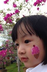 组图：吴尊女儿正面照首度曝光 父女俩亲似兄妹