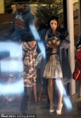 组图：杨幂踩高跟鞋拍戏 助理轮流搀扶防滑倒