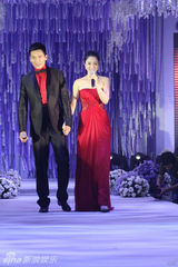 组图：高云翔牵手董璇演唱爱之歌 深情拥抱妻子