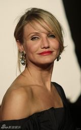 幻灯图：克鲁斯西班牙秀恩爱 迪亚兹火爆身材成焦点