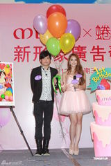 组图：山寨版周杰伦献歌 昆凌对恋情三缄其口