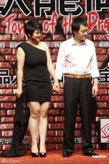 组图：雪村与妻子拍惊悚片 何静现身不受离婚影响