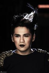 高清组图：曹格MV半裸上阵 小丑妆演绎灰暗心情