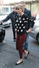 组图：泰勒亮相伦敦红唇性感 黑白圆点装复古风