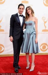 组图：女导演吉亚-科波拉抹胸裙亮相艾美红毯