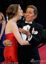 组图：安妮-海瑟薇拖地红裙亮相 娇艳红唇秀性感