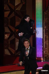 组图：草蜢主持《华丽明星赛》 袁咏仪黎耀祥齐录影