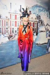 组图：安妮海瑟薇出席舞会 一袭洁白礼服如童话公主