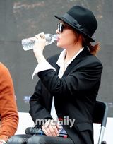 组图：金宣儿中性风亮相釜山 西装黑超帅酷