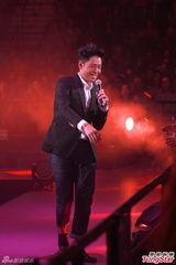 组图：雷颂德个唱献歌儿子 郑秀文助阵掀高潮