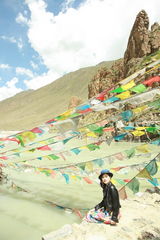 组图：歌手钟心赴藏拍摄大片 长裙拖曳尽显美艳