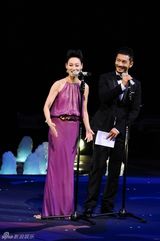 组图：华语传媒大奖 黄晓明黑超加面三次登台