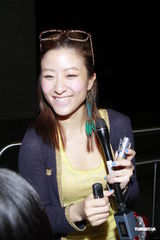 组图：周汶锜偏爱肌肉男 赤裸拥抱略显害羞