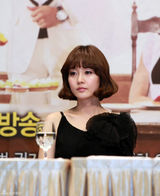 组图：韩剧《浪漫小镇》宣传 成宥利闵孝琳美腿PK