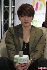 组图：金在中亮相台湾 衣着随性电力十足