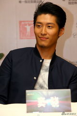 组图：《城市游戏》揭幕海报 窦骁吐槽陈妍希