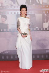 组图：范晓萱亮相金像奖红毯 着白裙秀纹身